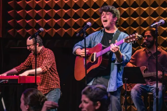 Revue musicale The Real Kyle McCarren – le chagrin et la musique aident à former une communauté