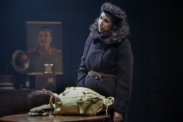Jenna Augen dans Holy Fool