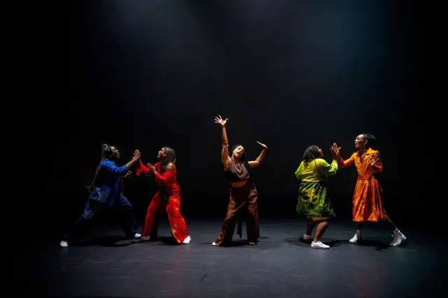 pour les filles de couleur 2 Nadine Higgin, Cherrelle Skeete, Ibilola Rossi, Tatenda Naomi Matsvai et Alex Thomas-Smith pour les filles de couleur...