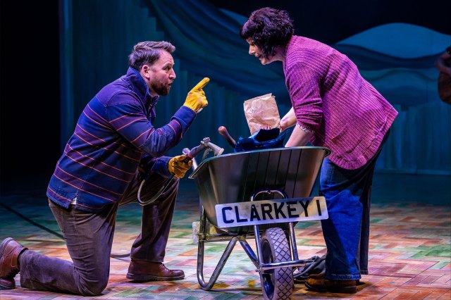 Neil Moors et Christina Meehan dans Calendar Girls the Musical