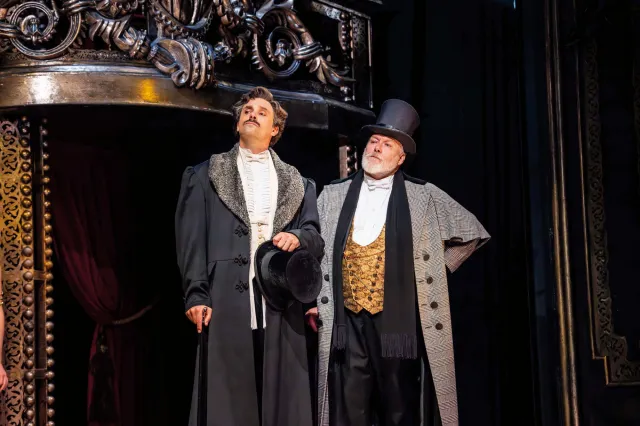 Joseph Millson et Ian Pirie dans le rôle des managers. Photo de Johan Persson