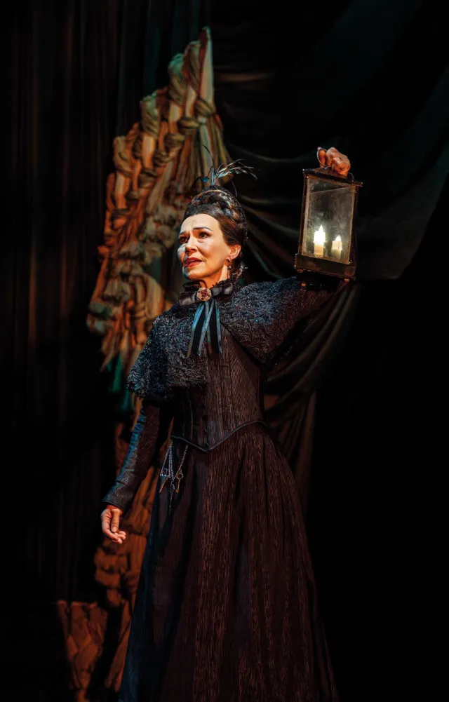 Joanna Riding dans le rôle de Madame Giry. Photo de Johan Persson