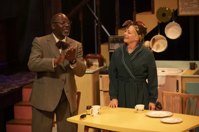 Cyril Nri et Emma Cater dans Mort d'un vendeur