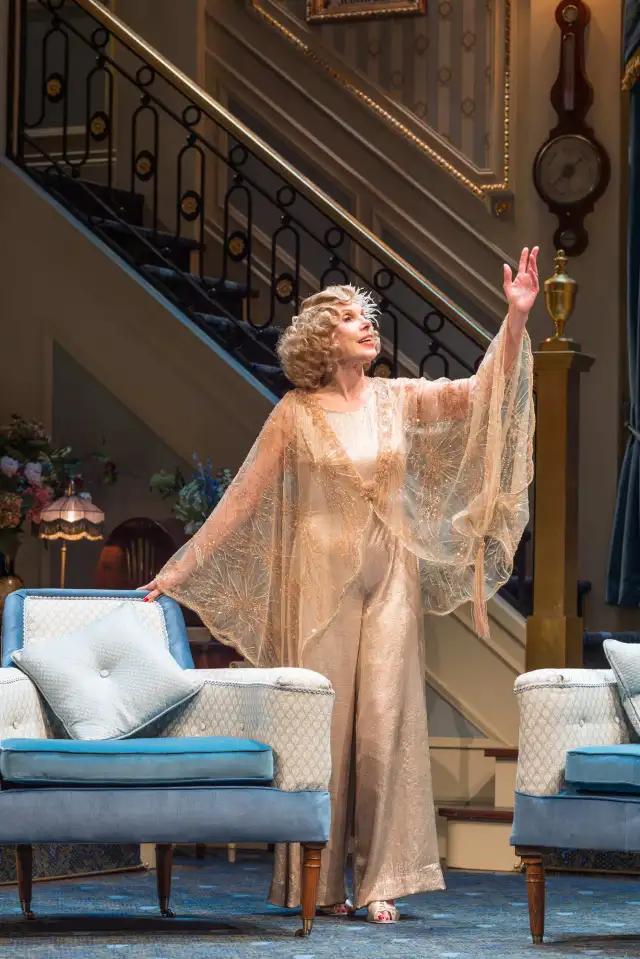 RHUME DES FOINS. Christine Baranski (Judith Bliss). PhotoMarc Brenner
