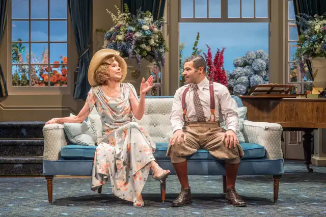 RHUME DES FOINS. Christine Baranski (Judith Bliss) et Ash Hunter (Sandy Tyrell). PhotoMarc Brenner