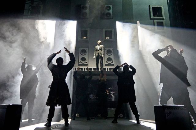 Hamlet Hail to the Thief (Original Cast 2025). Paul Hilton as Claudius (centre of shot) and the cast of Hamlet Hail to the Thief. Photo by Manuel Harlan