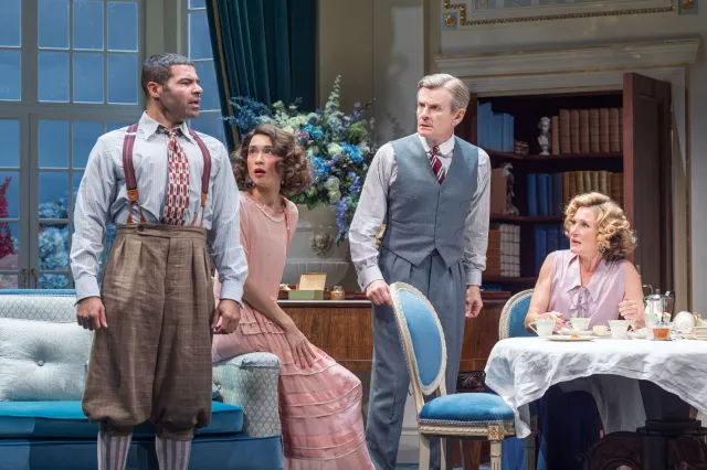 RHUME DES FOINS. Ash Hunter (Sandy Tyrell), Lucy Karczewski (Jackie Coryton), Charles Edwards (Richard Greatham) et Nancy Carroll (Myra Arundel). PhotoMarc Brenner