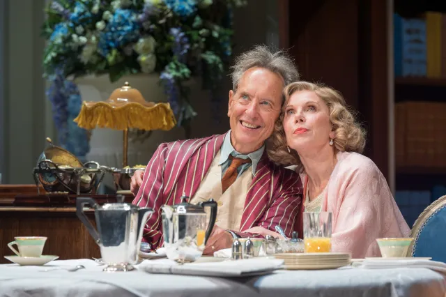 RHUME DES FOINS. Richard E. Grant (David Bliss) et Christine Baranski (Judith Bliss). Photo Marc Brenner (2)