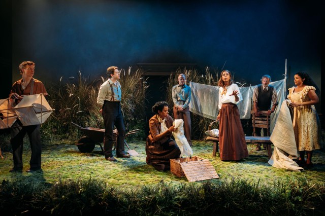 Patrick Gibson, Daniel Rigby, Amanda Wilkin, Alistair Petrie, Sophie Okonedo, Michael Hodgson et Rachelle Diedericks dans UN MOIS À LA CAMPAGNE (Donmar Warehouse, 2026) Photo de Helen Murray 1