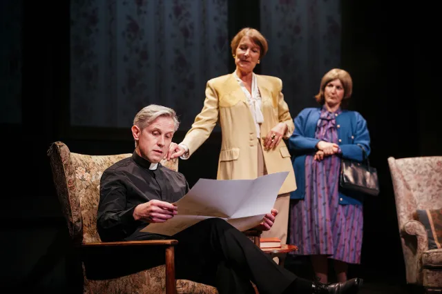 Ian Hallard, Julie Teal et Kate Russell-Smith dans Murder Before Evensong
