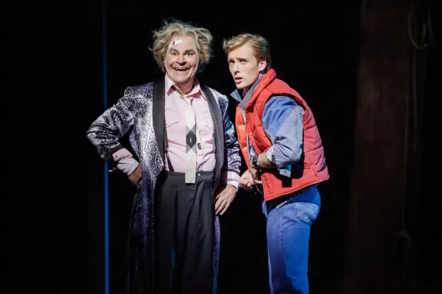 Roger Bart (Doc Brown) et Axel Duffy (Marty McFly), photo de Daniel Boud