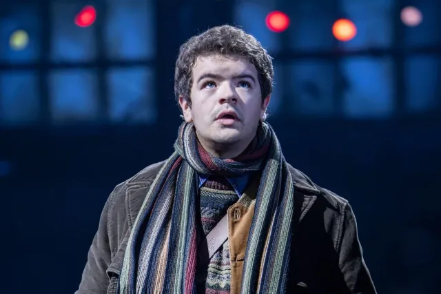 Rent with Gaten Matarazzo prolonge le parcours du West End et publie des photos