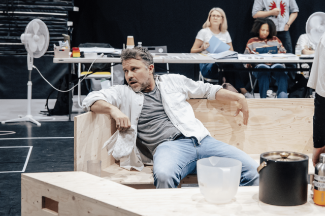 Neil McDermott en répétition pour The Hunger Games On Stage crédit Danny Kaan
