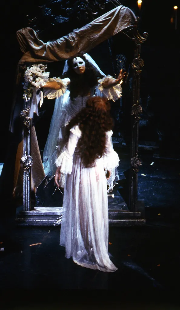 Le Fantôme de l'Opéra, Sarah BRIGHTMAN (Christine Daaé), 'Mirror', Londres 1986, Photo de Michael Le Poer Trench, © CML, Réf PHAN.UK.LON.10.86.DR.5 Le Fantôme de l'Opéra, Sarah BRIGHTMAN (Christine Daaé), 'Mirror', Londres 1986, Photo de Michael Le Poer Trench, © CML, Réf PHAN.UK.LON.10.86.DR.5