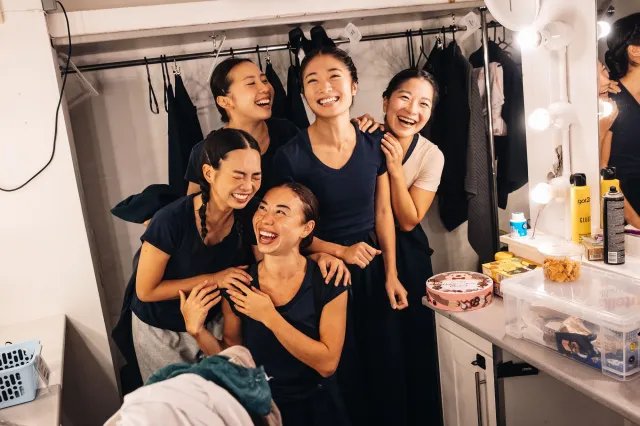 Dans le sens des aiguilles d'une montre, de face Michelle Miners, Yui Minari, Chui Yen, Sera Maehara, Sango Tajima Mon voisin Totoro dans les coulisses du théâtre Gillian Lynne photo de Danny Kaan