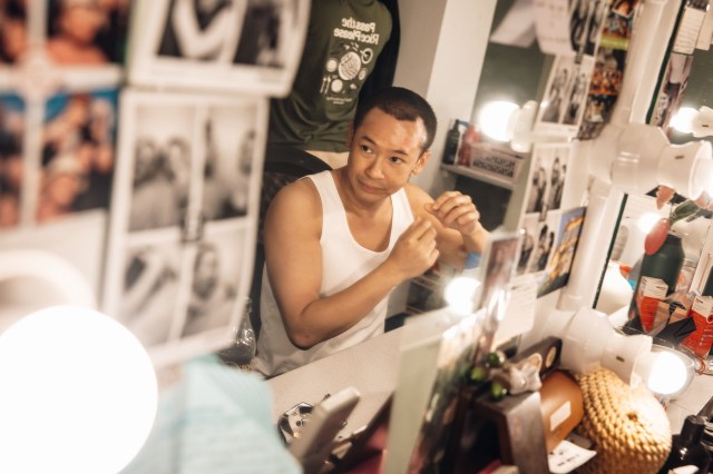 Steven Nguyen Mon voisin Totoro dans les coulisses du Gillian Lynne Theatre photo de Danny Kaan Steven Nguyen Mon voisin Totoro dans les coulisses du Gillian Lynne Theatre photo de Danny Kaan