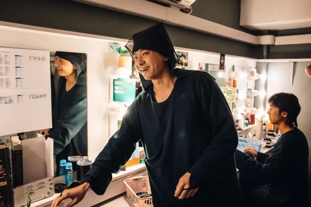 Bai Zhijin, Eero Chen Liu Mon voisin Totoro dans les coulisses du Gillian Lynne Theatre photo de Danny Kaan
