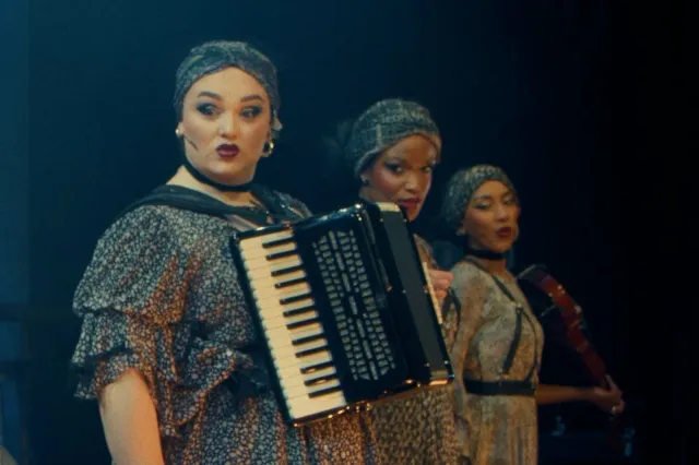 Allie Daniel, Madeline Charlemagne et Bella Brown dans le rôle des Fates