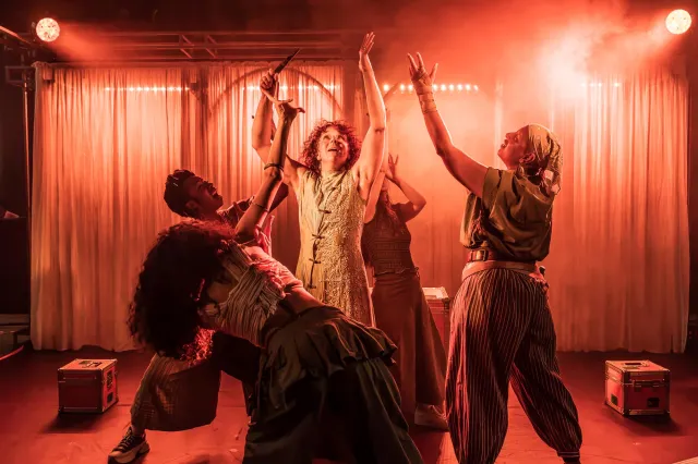 Casting dans la tournée scolaire 2026 du Théâtre National de Bacchae (c) Marc Brenner 01774