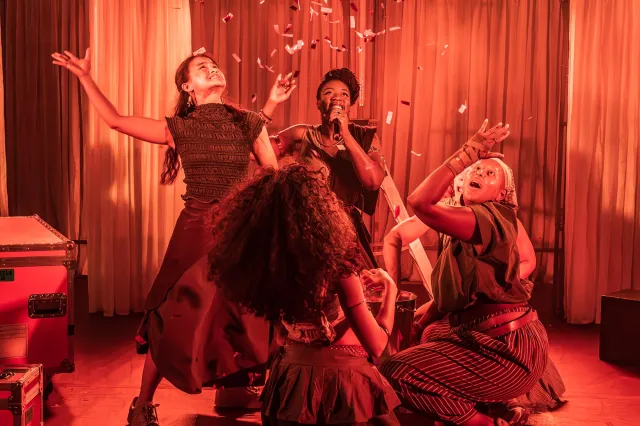 Casting dans la tournée scolaire 2026 du Théâtre National de Bacchae (c) Marc Brenner 03127