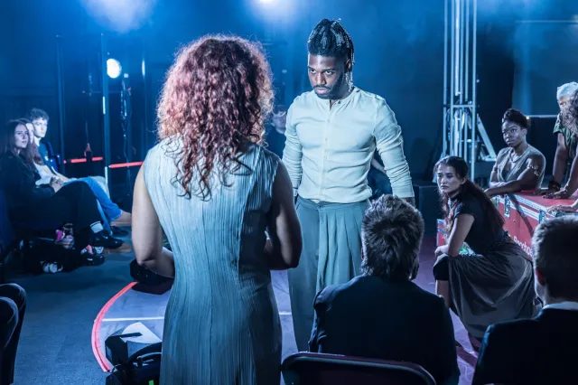 Casting dans la tournée scolaire 2026 du Théâtre National de Bacchae (c) Marc Brenner 01975