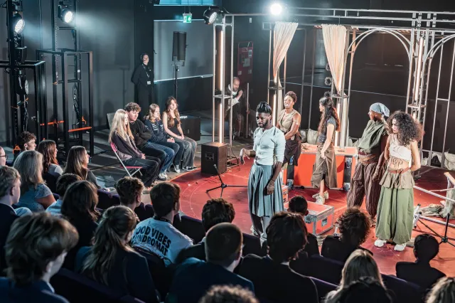 Casting dans la tournée scolaire 2026 du Théâtre National de Bacchantes (c) Marc Brenner 03914