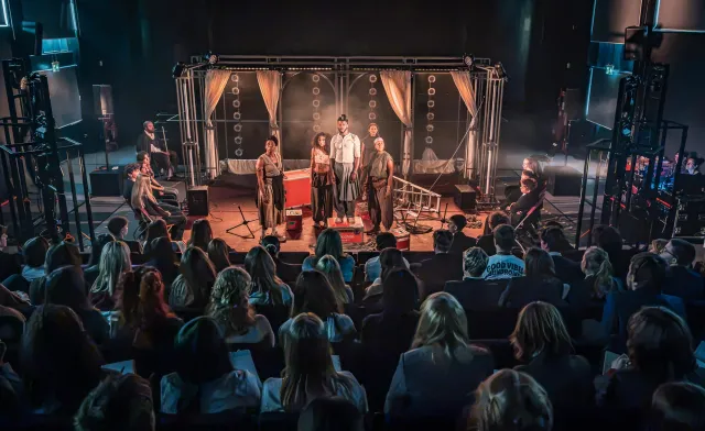 Casting dans la tournée scolaire 2026 du Théâtre National de Bacchantes (c) Marc Brenner 03869