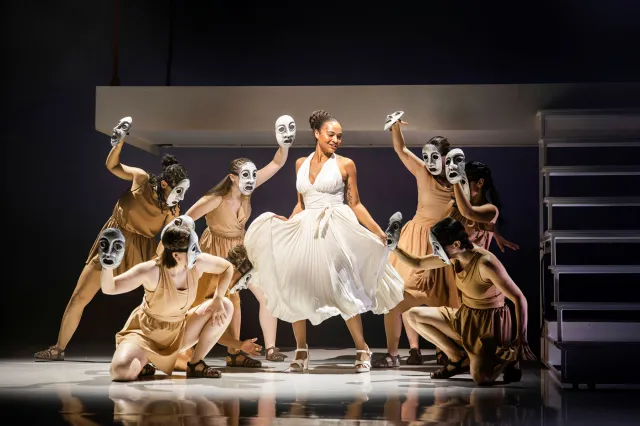 Pena Iiyambo (comme Helen) et les servantes dans The Penelopiad