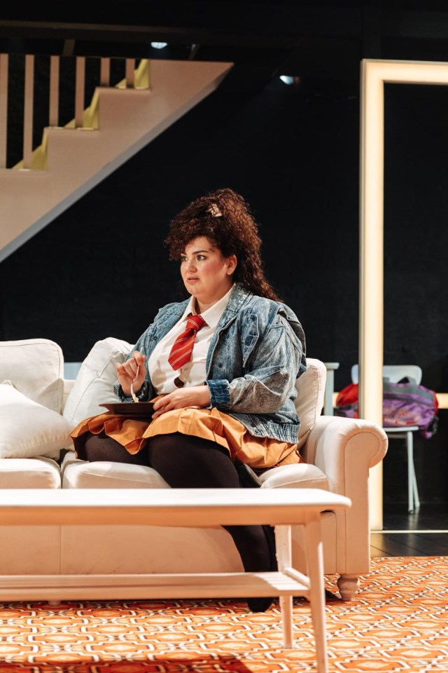 Charlotte Jaconelli dans ILFORD BOY (Donmar Warehouse, 2026) Photo de Helen Murray Charlotte Jaconelli dans ILFORD BOY (Donmar Warehouse, 2026) Photo de Helen Murray