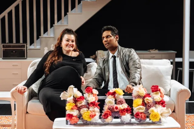 Charlotte Jaconelli et Aaron Gill dans ILFORD BOY (Donmar Warehouse, 2026) Photo de Helen Murray Charlotte Jaconelli et Aaron Gill dans ILFORD BOY (Donmar Warehouse, 2026) Photo de Helen Murray