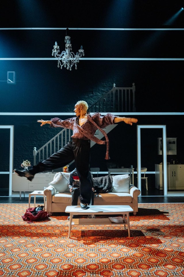 Craig Stein et Leo Whitfield Harris dans ILFORD BOY (Donmar Warehouse, 2026) Photo de Helen Murray Craig Stein et Leo Whitfield Harris dans ILFORD BOY (Donmar Warehouse, 2026) Photo de Helen Murray
