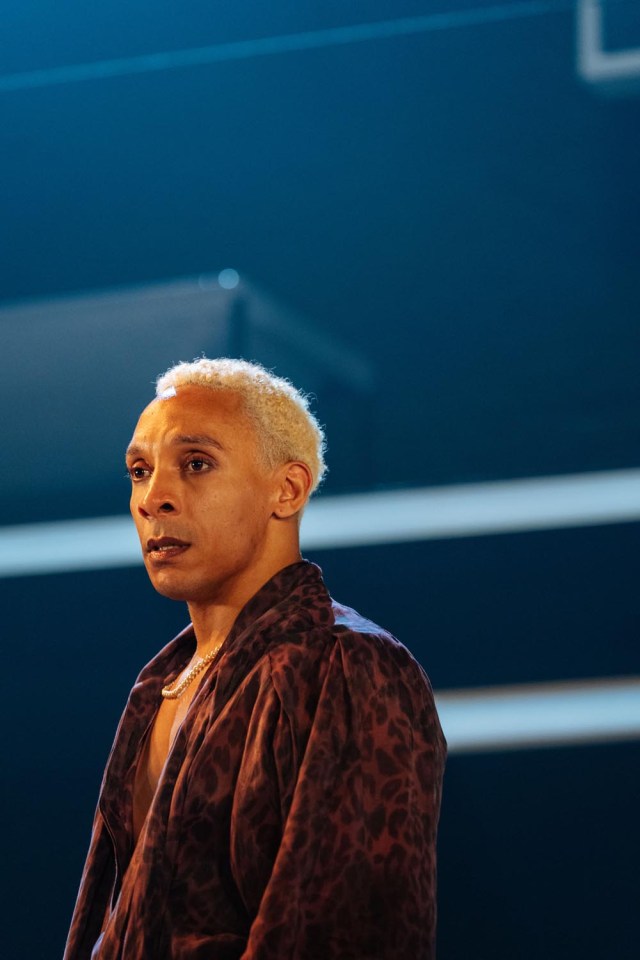 Craig Stein dans ILFORD BOY (Donmar Warehouse, 2026) Photo de Helen Murray(1) Craig Stein dans ILFORD BOY (Donmar Warehouse, 2026) Photo de Helen Murray(1)