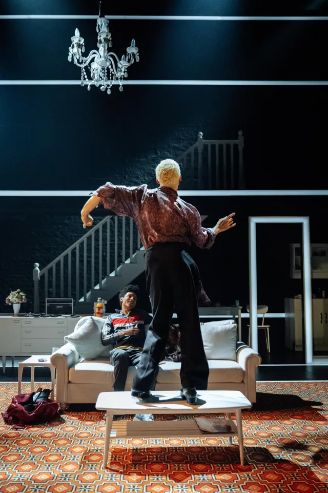 Craig Stein et Leo Whitfield Harris dans ILFORD BOY (Donmar Warehouse, 2026) Photo de Helen Murray(2) Craig Stein et Leo Whitfield Harris dans ILFORD BOY (Donmar Warehouse, 2026) Photo de Helen Murray(2)