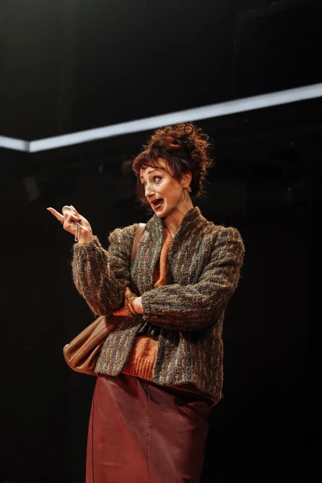Jodie McNee dans ILFORD BOY (Donmar Warehouse, 2026) Photo de Helen Murray Jodie McNee dans ILFORD BOY (Donmar Warehouse, 2026) Photo de Helen Murray