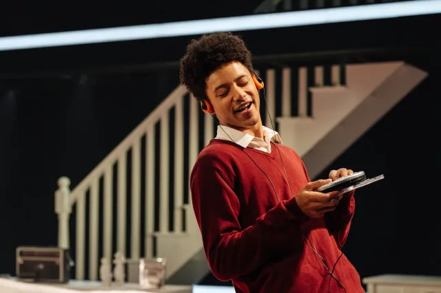 Leo Whitfield Harris dans ILFORD BOY (Donmar Warehouse, 2026) Photo de Helen Murray(1) Leo Whitfield Harris dans ILFORD BOY (Donmar Warehouse, 2026) Photo de Helen Murray(1)