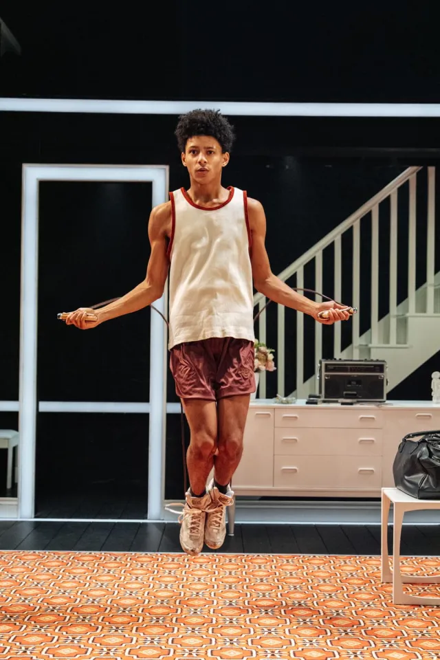 Leo Whitfield Harris dans ILFORD BOY (Donmar Warehouse, 2026) Photo de Helen Murray Leo Whitfield Harris dans ILFORD BOY (Donmar Warehouse, 2026) Photo de Helen Murray