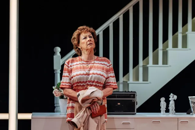 Lindsey Coulson dans ILFORD BOY (Donmar Warehouse, 2026) Photo de Helen Murray Lindsey Coulson dans ILFORD BOY (Donmar Warehouse, 2026) Photo de Helen Murray