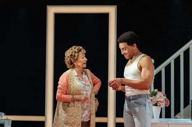 Lindsey Coulson et Craig Stein dans ILFORD BOY (Donmar Warehouse, 2026) Photo de Helen Murray Lindsey Coulson et Craig Stein dans ILFORD BOY (Donmar Warehouse, 2026) Photo de Helen Murray