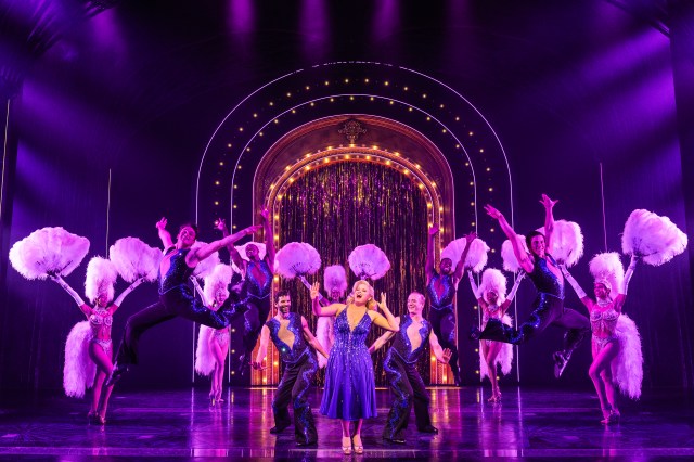 Megan Hilty (au centre) et le casting de </i>Death Becomes Her</i> (© Matthew Murphy et Evan Zimmerman) » width= »640&Prime; height= »426&Prime;/></figure>
<p>Peut-être la comédie musicale de Broadway la plus campante et la plus amusante de ces dernières années, les possibilités avec celle-ci sont infinies. Ils changeront de tenue, ils feront un tour ! PS. S&rsquo;il vous plaît, pouvons-nous avoir des camées de Jennifer Simard et Megan Hilty ?</p>
<h2>« Propriété indépendante » de Shucked</h2>
<figure id=