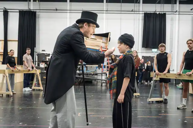 (LR) Jonny Fines (Willy Wonka) et Lucas Kerr (Charlie Bucket) CHARLIE ET LA CHOCOLATERIE en répétitions Photo Marc Brenner (LR) Jonny Fines (Willy Wonka) et Lucas Kerr (Charlie Bucket) CHARLIE ET LA CHOCOLATERIE en répétitions Photo Marc Brenner