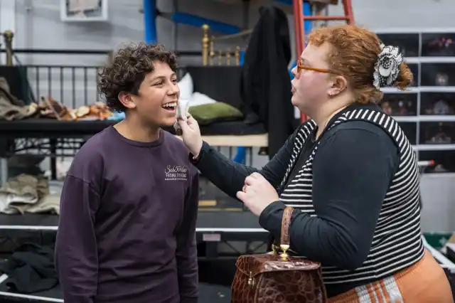 (De gauche à droite) Benjamin Dalton (Augustus Gloop) et Lizzie Bea (Mme Gloop) CHARLIE ET LA CHOCOLATERIE en répétitions Photo Marc Brenner (De gauche à droite) Benjamin Dalton (Augustus Gloop) et Lizzie Bea (Mme Gloop) CHARLIE ET LA CHOCOLATERIE en répétitions Photo Marc Brenner