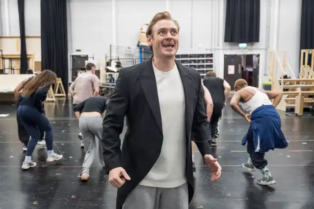 Jonny Fines (Willy Wonka) et la compagnie de CHARLIE AND THE CHOCOLATE FACTORY en répétitions Photo Marc Brenner (1) (1) Jonny Fines (Willy Wonka) et la compagnie de CHARLIE AND THE CHOCOLATE FACTORY en répétitions Photo Marc Brenner (1) (1)