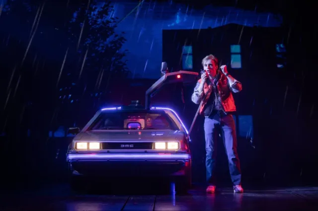 Axel Duffy dans le rôle de Marty McFly, photo de Mark Senior Axel Duffy dans le rôle de Marty McFly, photo de Mark Senior