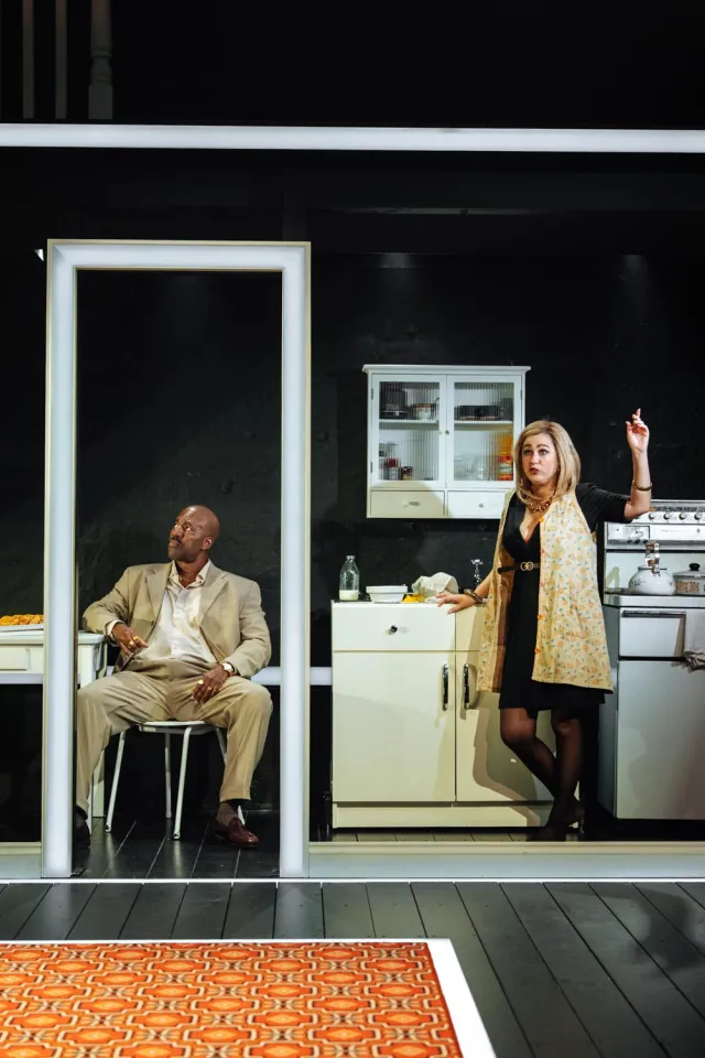 Gershwyn Eustache Jnr et Ria Zmitrowicz dans ILFORD BOY (Donmar Warehouse, 2026) Photo d'Helen Murray Gershwyn Eustache Jnr et Ria Zmitrowicz dans ILFORD BOY (Donmar Warehouse, 2026) Photo d'Helen Murray