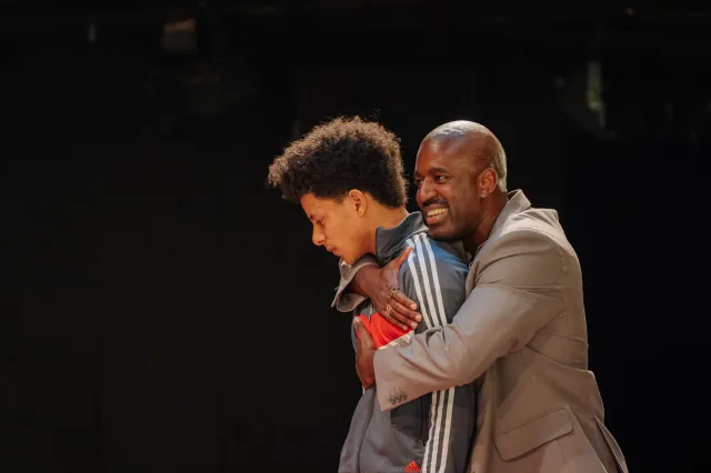 Leo Whitfield Harris et Gershwyn Eustache Jnr dans ILFORD BOY (Donmar Warehouse, 2026) Photo de Helen Murray Leo Whitfield Harris et Gershwyn Eustache Jnr dans ILFORD BOY (Donmar Warehouse, 2026) Photo de Helen Murray