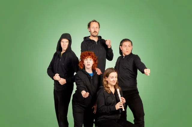 The cast of Fly, You Fools!