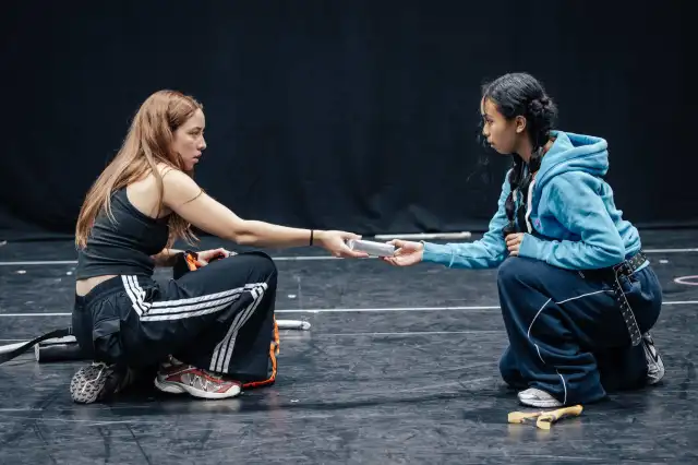 LtoR Elizabeth Anderson et Aiya Agustin en répétitions pour The Hunger Games On Stage crédit Danny Kaan