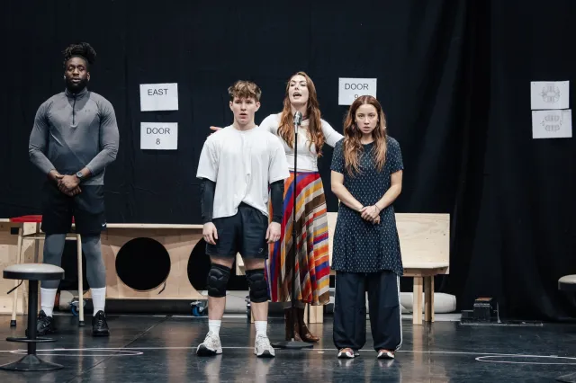 LtoR Theo Ofundipe, Vinnie Copeland, Isabel Della Porta et Elizabeth Anderson en répétitions pour The Hunger Games On Stage crédit Danny Kaan