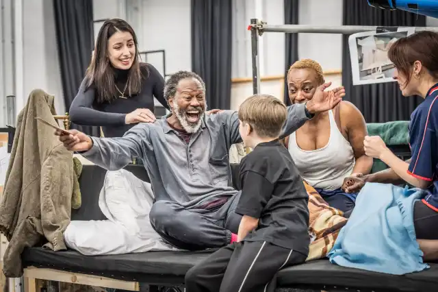 (De gauche à droite) Molly Lynch (Mme Bucket), David Michael Johnson (grand-père Joe), Lucas Kerr (Charlie Bucket), Michelle Cornelius (grand-mère Joséphine) et Thea Jo Wolfe (grand-mère Georgina) CHARLIE ET LA CHOCOLATERIE dans (De gauche à droite) Molly Lynch (Mme Bucket), David Michael Johnson (grand-père Joe), Lucas Kerr (Charlie Bucket), Michelle Cornelius (grand-mère Joséphine) et Thea Jo Wolfe (grand-mère Georgina) CHARLIE ET LA CHOCOLATERIE dans