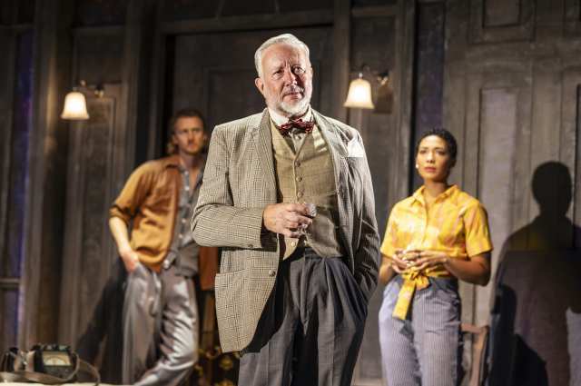 Robin Morrissey (Luke), Jasper Britton (Dr Montague) (C) et Sophie Lenglinger (Theo) créditent Pamela Raith